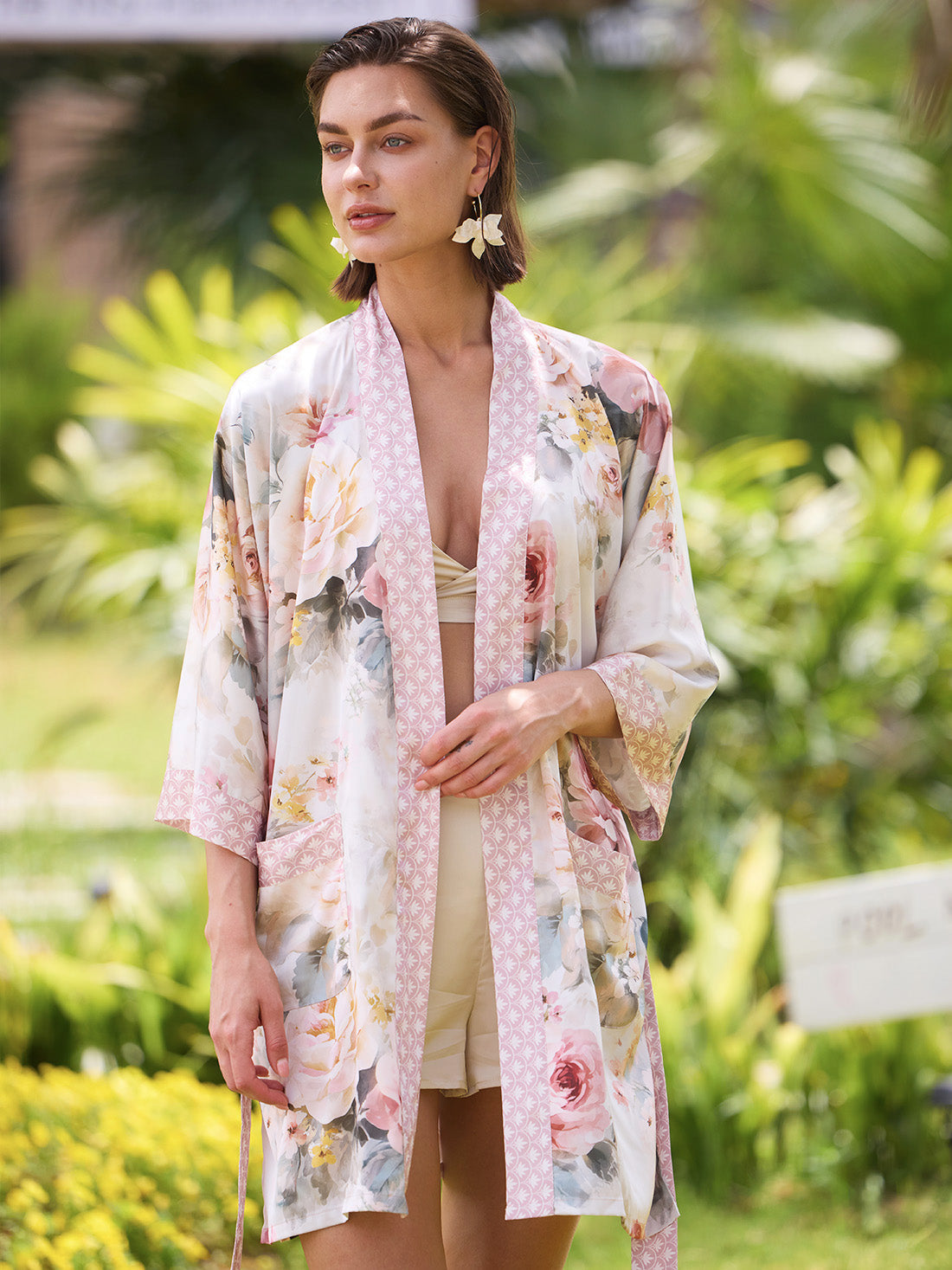 Vintage Bloom Short Kimono Robe with Pockets