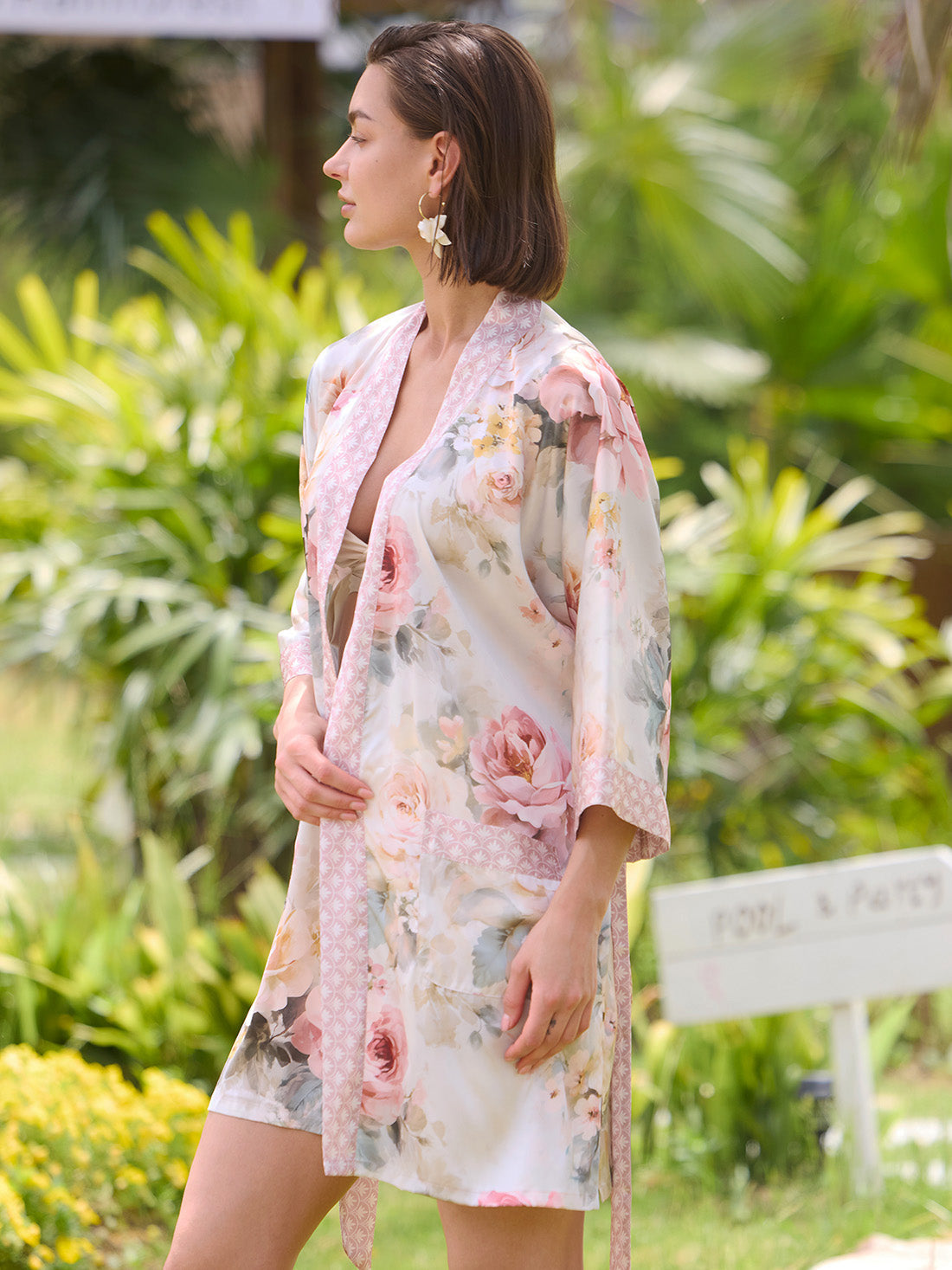 Vintage Bloom Short Kimono Robe with Pockets
